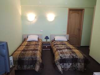 Отель Гостиница Арола Глубокое Стандартный двухместный номер с 2 отдельными кроватями-4